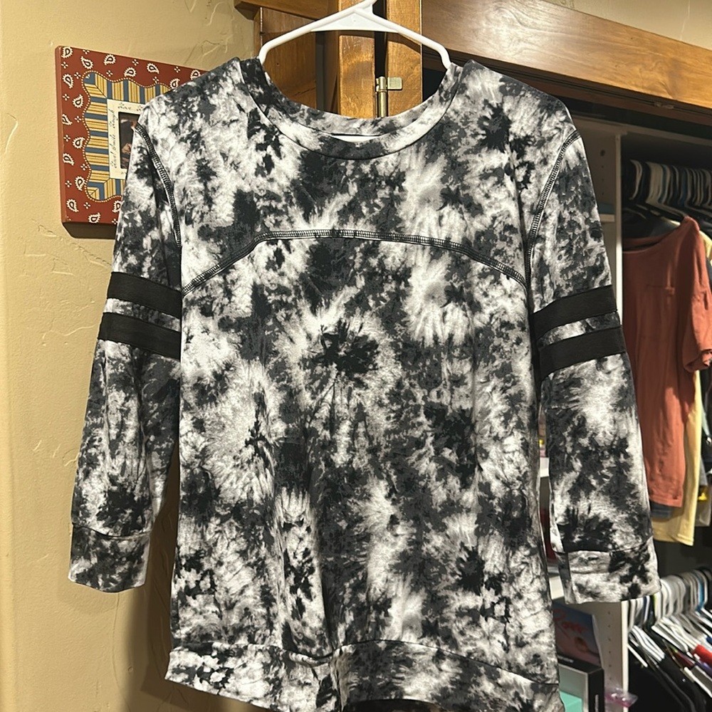 Size L almost famous black and white tie-dyed shirt